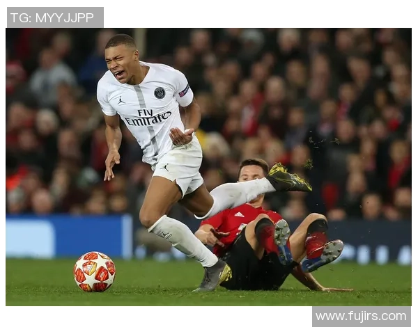 巴黎圣日耳曼大胜曼联神扑引发争议判罚全场沸腾