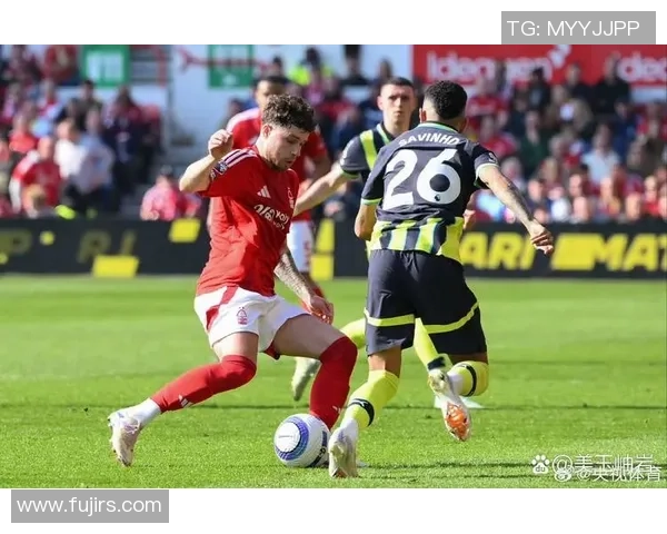 意甲焦点战曼城与巴黎圣日耳曼激战成平红牌事件引发全场热议