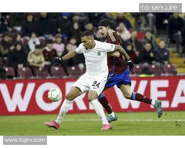 德甲激战:本菲卡与AC米兰战成平局红牌事件引发全场热议 德甲激战:本菲卡与AC米兰战成平局红牌事件引发全场热议