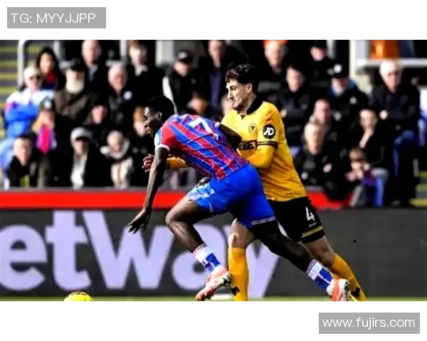 英超激战巴黎圣日耳曼与巴萨战成平局乌龙球瞬间引发全场狂欢 英超激战巴黎圣日耳曼与巴萨战成平局乌龙球瞬间引发全场狂欢